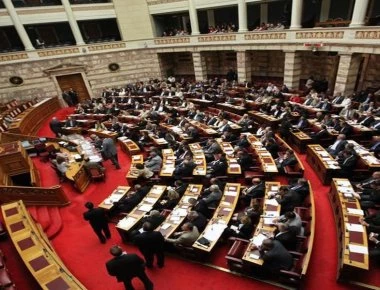 «Ψαλίδι» 25% της βουλευτικής αποζημίωσης για Μιχαλολιάκο, Κασιδιάρη και Ηλιόπουλο
